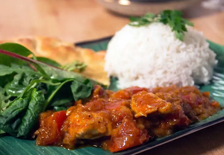 En smakrik chicken karahi med ris, sallad och naanbröd. En härlig måltid!