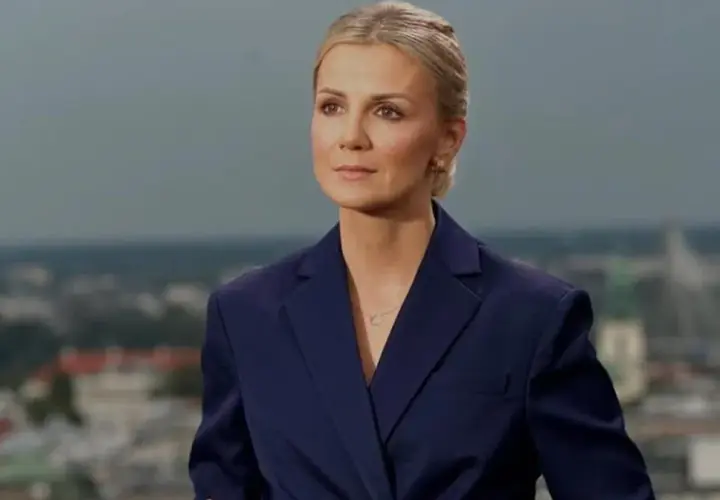Joanna Dunikowska-Paź, znana z Wikipedii, w granatowej marynarce na tle miasta.