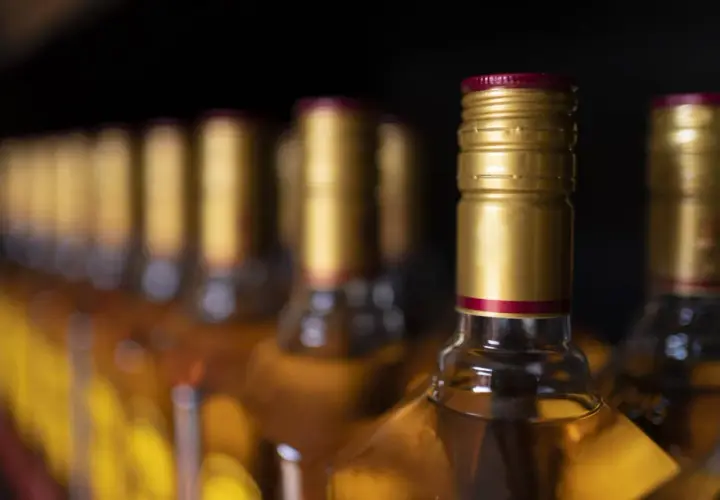 Ile alkoholu przez granicę? Limity UE i spoza uniknij mandatu!