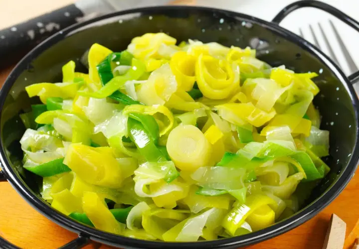 Porri in padella, teneri e dorati, pronti per essere gustati.