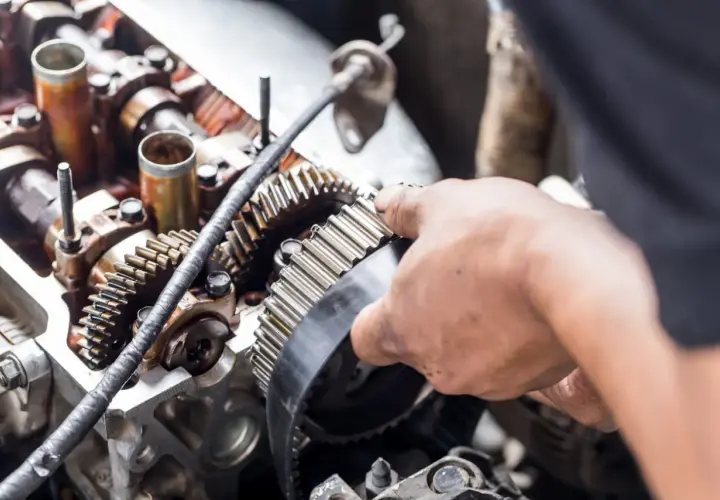Mecánico ajusta la correa de distribución de un motor 1.0 TSI 95 CV.