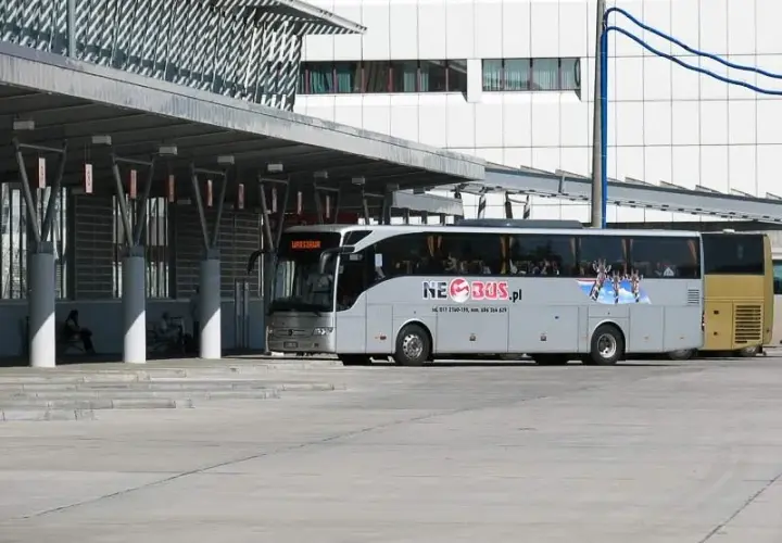 Gdzie Neobus przy Dworcu Centralnym? Znajdź przystanek bez stresu!