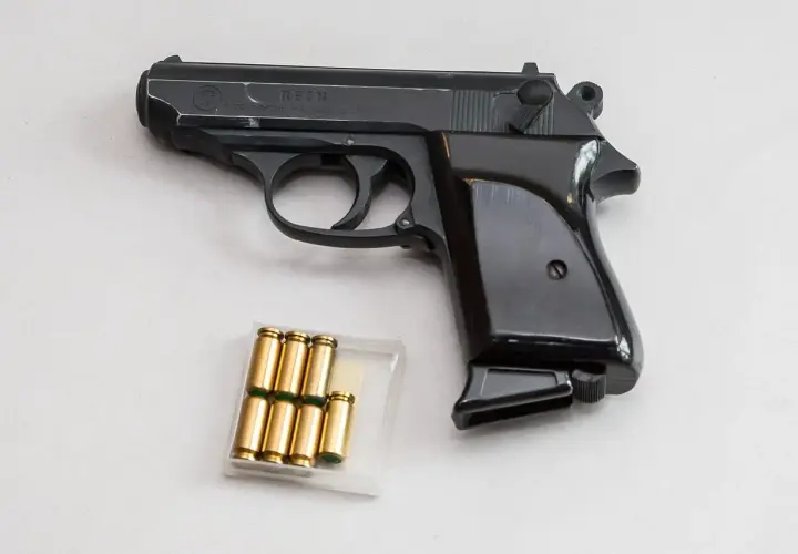 Pistolet z magazynkiem i kilkoma nabojami. W magazynku widać pociski typu hollow point, gotowe do użycia.