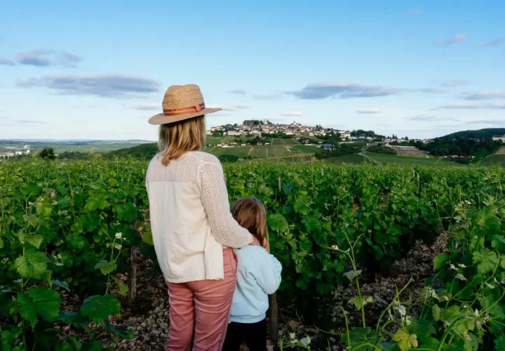Vue d'un domaine viticole Sancerre, une femme et un enfant contemplent le village perché.