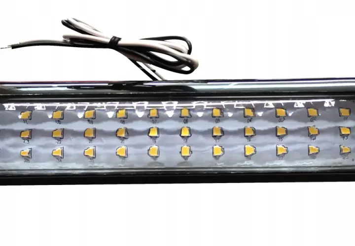 Długa lampa z wieloma żółtymi diodami LED, idealna jako lampy LED do kabin lakierniczych.