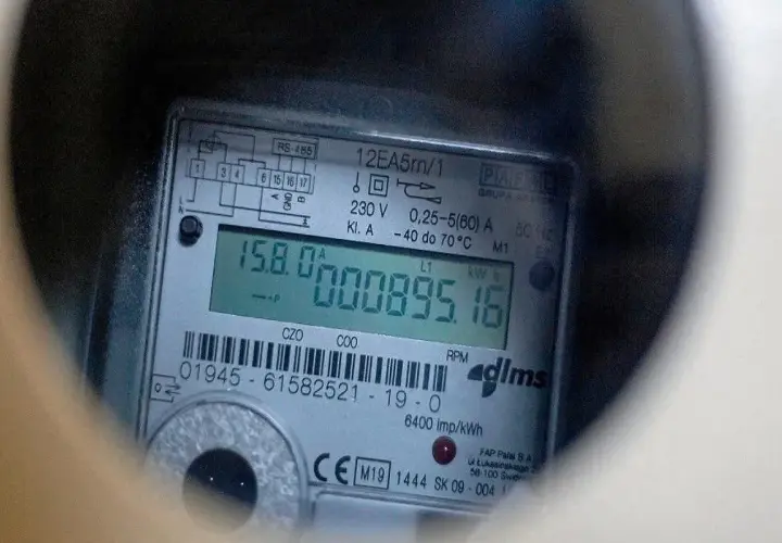 Cyfrowy licznik prądu NORAX 3 z widocznym odczytem 895.16 kWh.