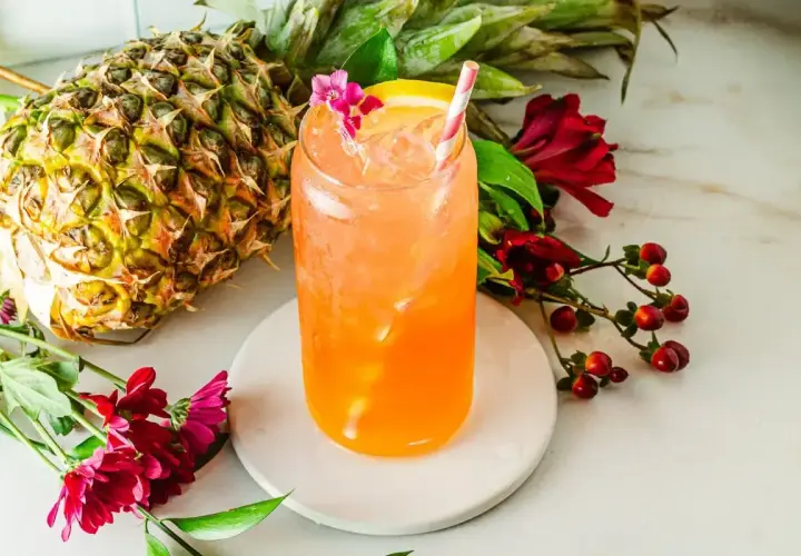 Orzeźwiający drink z ananasem i kwiatami. Idealny przepis na Pina Colada na upalne dni.