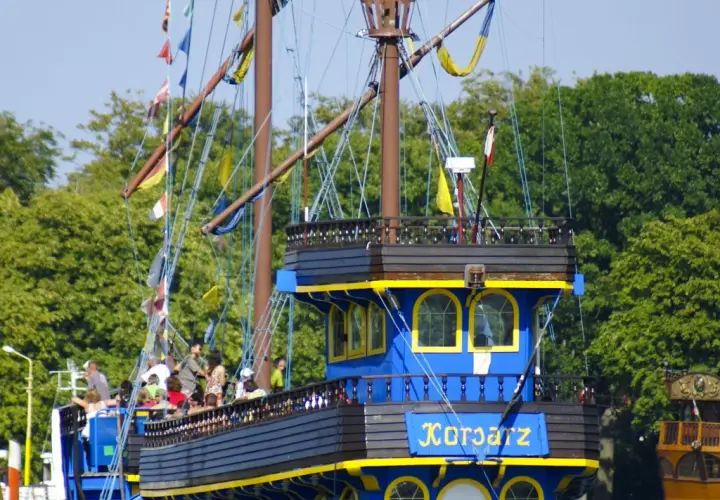 Ile kosztuje rejs statkiem w Dziwnowie? Cennik i praktyczne informacje