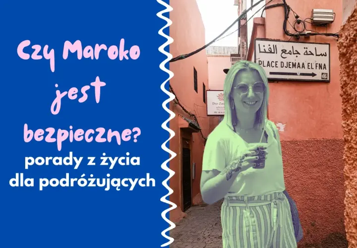 Kobieta z tatuażem na ręce uśmiecha się na tle uliczki w Maroku. Czy Maroko jest bezpieczne? Porady dla podróżujących.