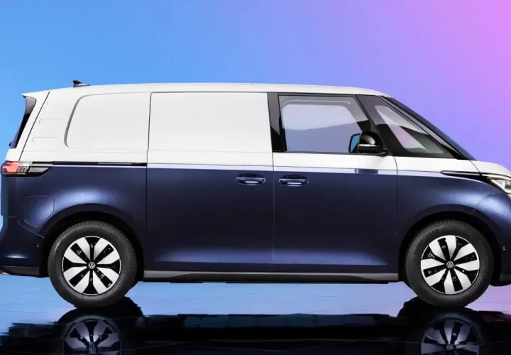 Nowy VW ID. Buzz w dwukolorowym malowaniu – granatowy dół i biała góra. Idealny do miejskich podróży i transportu.