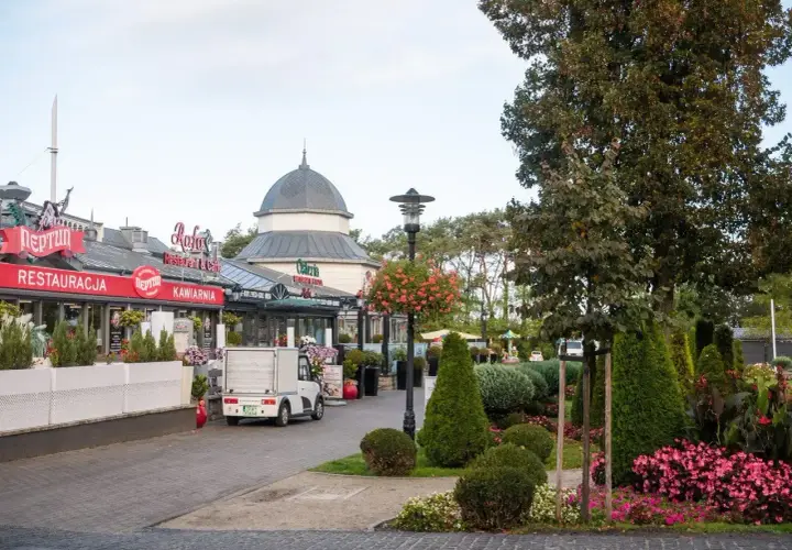 Urokliwe międzyzdroje atrakcje: restauracje, kawiarnie i zadbane zielone tereny tworzą przyjazną atmosferę.