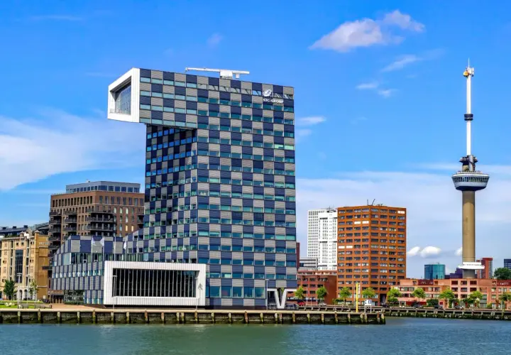 Nowoczesne budynki i wieża telewizyjna nad wodą. Tak wygląda Rotterdam, miasto pełne innowacyjnej architektury.