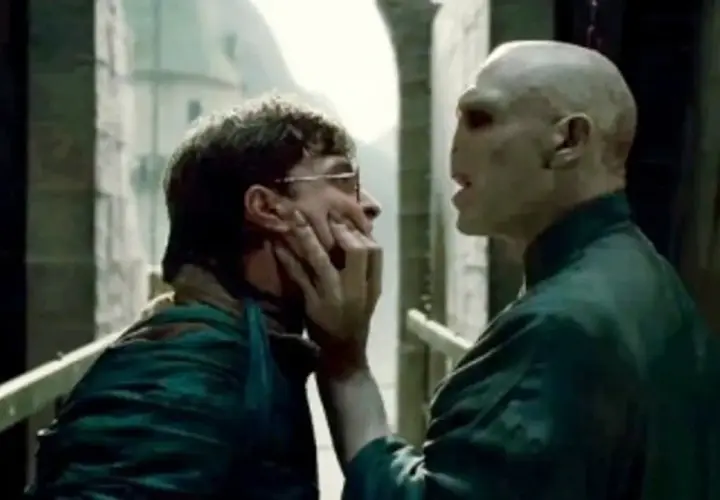 Harry Potter i insygnia śmierci: Voldemort trzyma twarz Harry'ego, grożąc mu.
