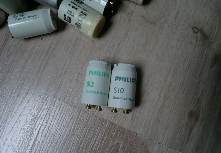 Dwa startery Philips S2 i S10, które pomogą Ci dobrać starter do świetlówki.