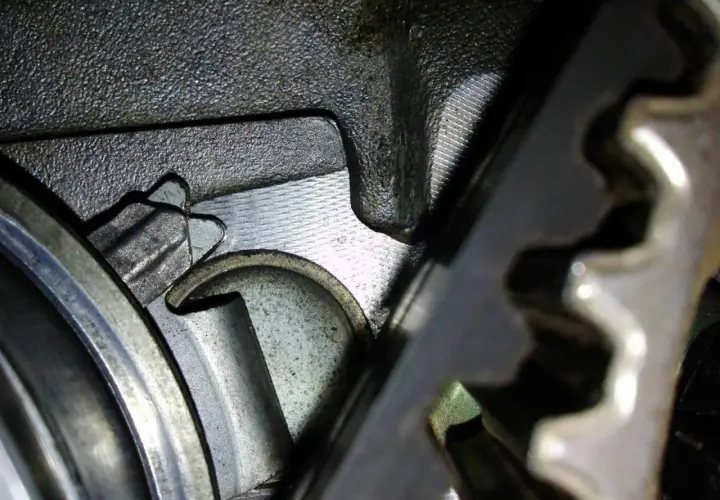 Nahaufnahme eines Zahnrads und eines Riemens in einem Motor.