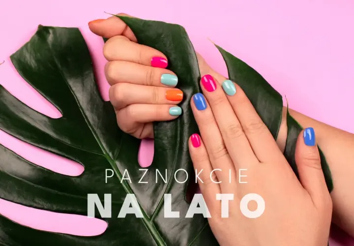 Paznokcie inspiracje lato: dłonie z kolorowym, letnim manicurem na tle liścia monstery i różowego tła.