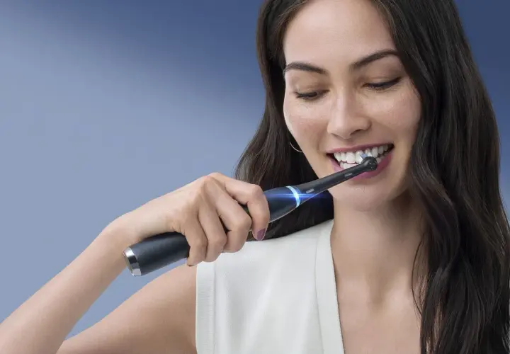 Szczoteczka soniczna: co to jest i dlaczego dentyści ją polecają?