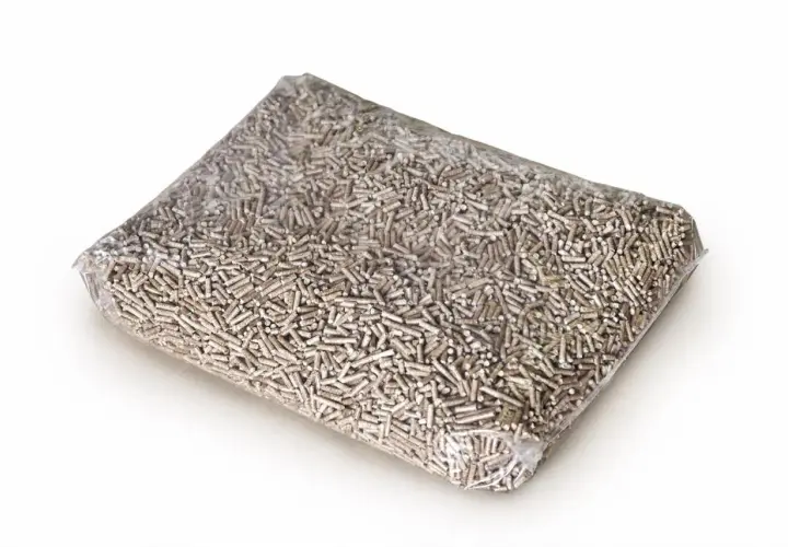 Przezroczysta folia wypełniona drobnym, jasnobrązowym pelletem. To ekologiczne paliwo, pellet stalowa wola, gotowe do ogrzania domu.