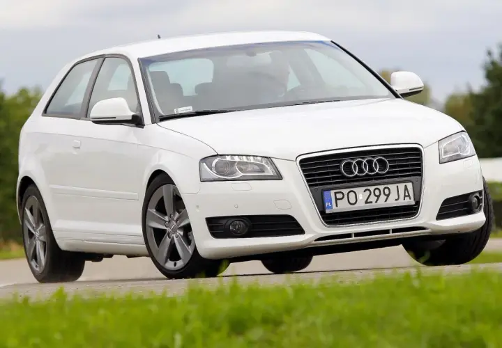 Białe Audi A3 8P na zakręcie. Sprawdź rozmiar opon dla tego modelu.
