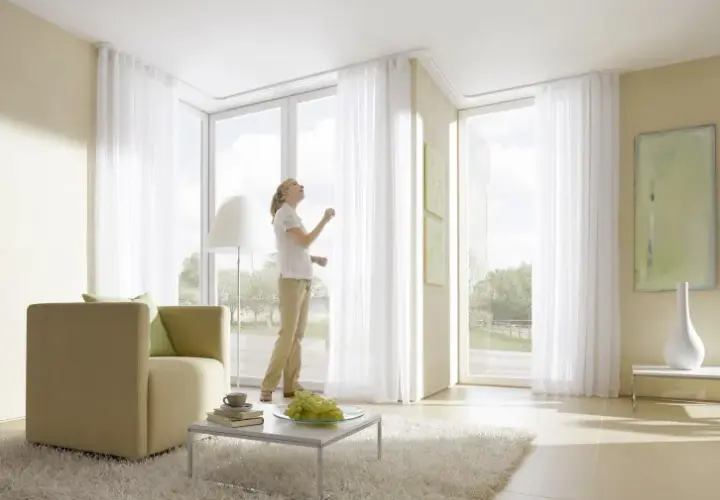 Karnisz sufitowy w aranżacjach wnętrz: inspirujące pomysły