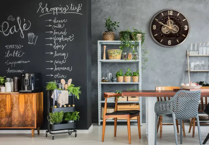 Pusta ściana w kuchni: 30+ inspiracji funkcjonalnych i stylowych