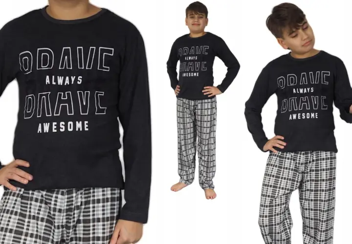 Chłopiec w piżamie z napisem "BRAVE ALWAYS AWESOME" i w kratę.