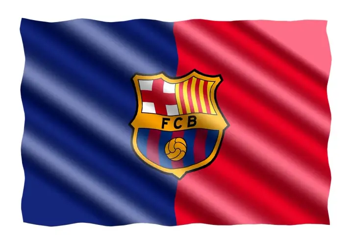 Flaga FC Barcelona, symbol dumy i historii klubów z Barcelony, faluje dumnie na wietrze.