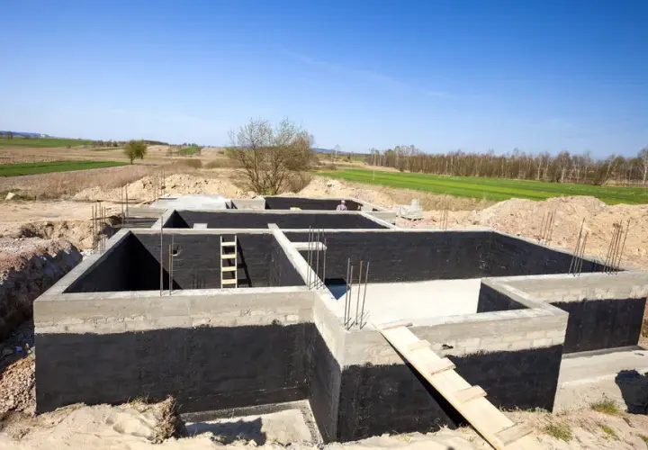 Dom na słupach fundamentowych: Innowacyjne rozwiązanie budowlane