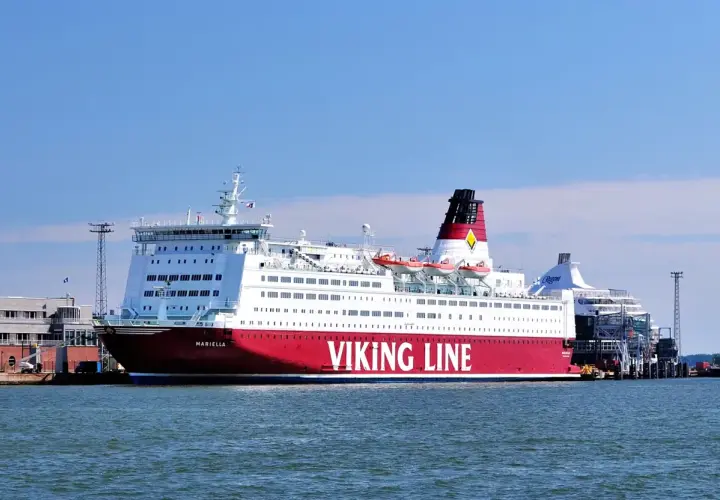 Prom Mariella Viking Line gotowy do rejsu do Finlandii. Statek cumuje przy nabrzeżu w słoneczny dzień.