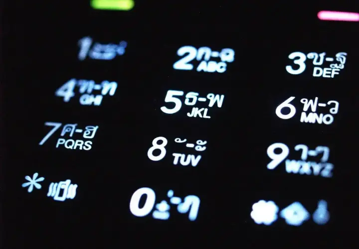Klawiatura telefonu z cyframi i znakami w języku tajskim. 791 jaka to sieć?