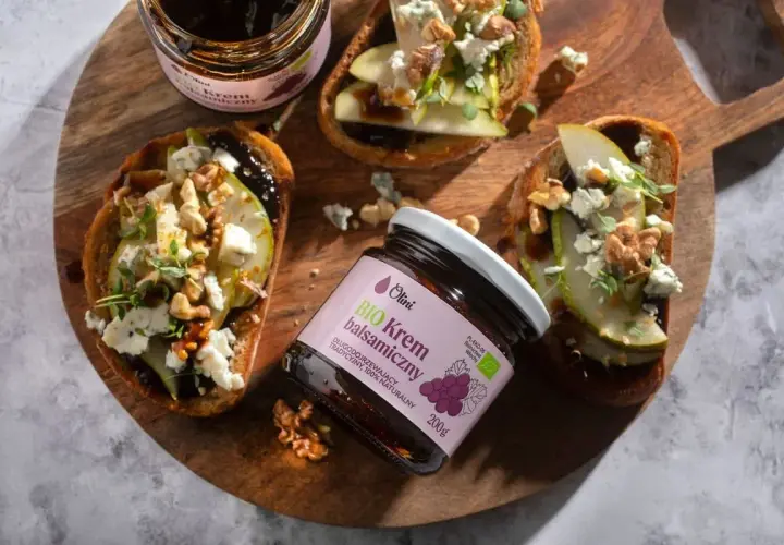Krem balsamiczny Olini na grzankach z gruszką, serem i orzechami. Idealny dodatek do wykwintnych przekąsek.