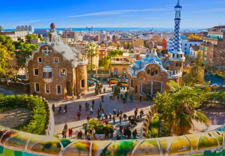 El Park Güell de Barcelona, un lugar mágico que parece sacado de un cuento. Imagina llegar en tren desde Pamplona y encontrarte con esta maravilla.
