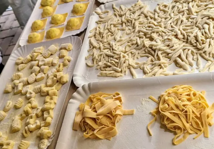 Assortiment de pâtes fraîches faites maison : raviolis, gnocchis, trofie et tagliatelles. Une recette pâte fraîche chef italien à découvrir.