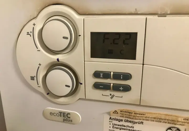 Vaillant piec gazowy dwufunkcyjny ecotec plus nie grzeje wody. Na wyświetlaczu kod F.22.
