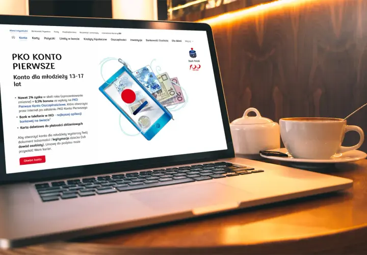 Na ekranie laptopa widoczna jest strona PKO BP z ofertą "PKO Konto Pierwsze" dla młodzieży. Dowiedz się, jak aktywować kartę w PKO, by korzystać z bankowości mobilnej.