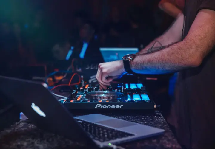 DJ w Polsce: Zarobki od 200 do 35 000 zł. Czy to się opłaca?