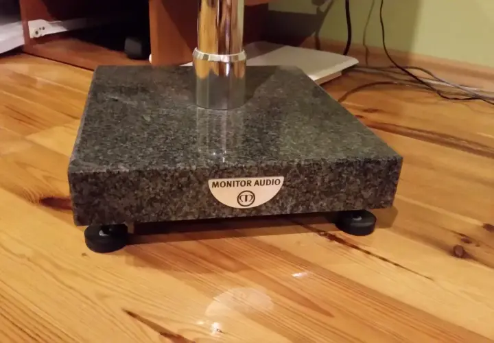 Solidne, granitowe podstawki pod kolumny, z logo Monitor Audio. Idealne do stworzenia własnych, stylowych podstaw pod głośniki.