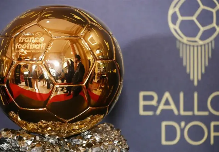 Złota Piłka, symbol triumfu w futbolu, lśni na tle logo gali. Czekamy na informację, o której gala Złotej Piłki.