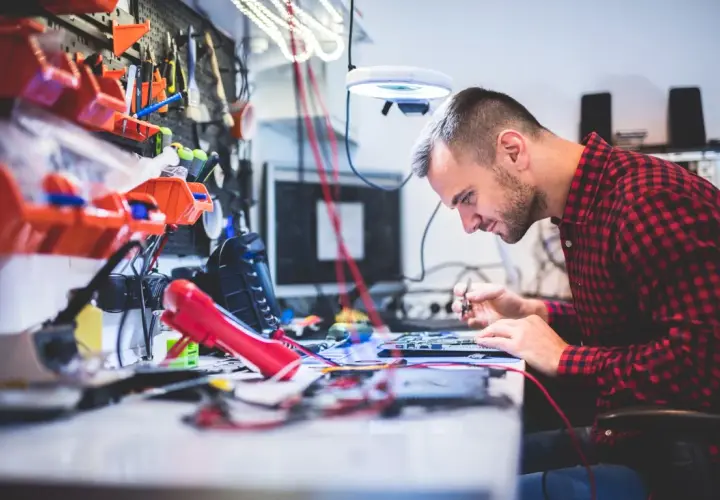 Elektryk: Dobry Zawód? Zarobki, Przyszłość i Jak Zacząć