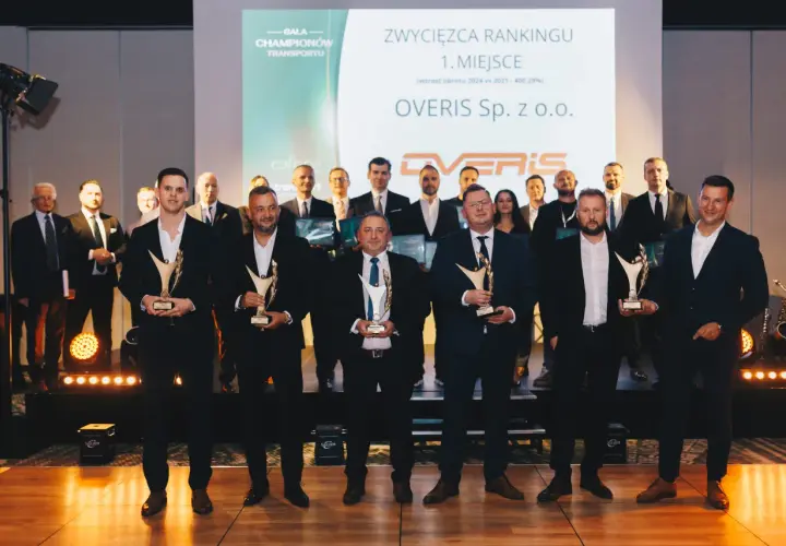 OVERIS Sp. z o.o. zdobywa 1. miejsce w rankingu najlepszych firm spedycyjnych w Polsce. Zespół świętuje sukces na gali.
