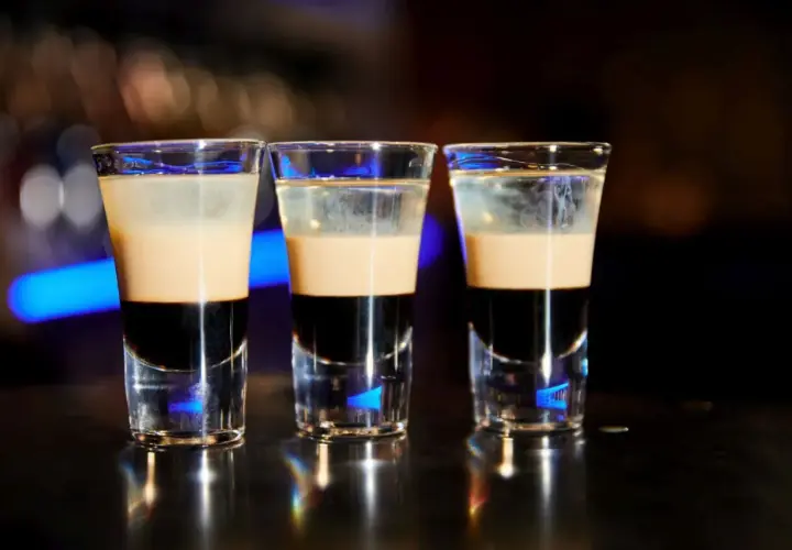 Trzy warstwowe shoty, idealne na szybki domowy likier kawowy typu Kahlua w 15 minut.