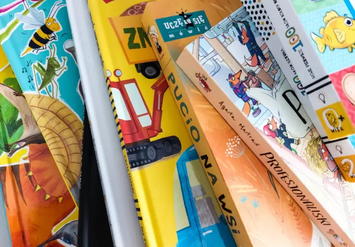 Kolorowe książki dla 3 latka: Pucio na wsi, Ucz się mówić, pojazdy i zwierzątka. Radość czytania dla najmłodszych.