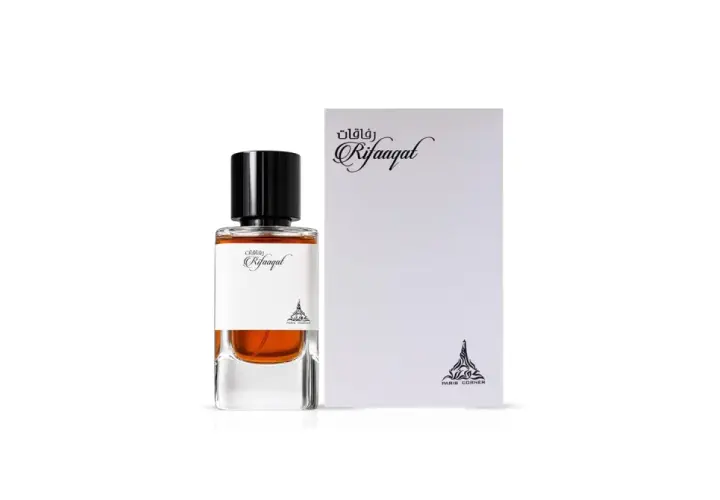 Elegancka butelka perfum Rिफaaqat z czarną nakrętką i pudełkiem z motywem Wieży Eiffla, sugerującym paryski urok.