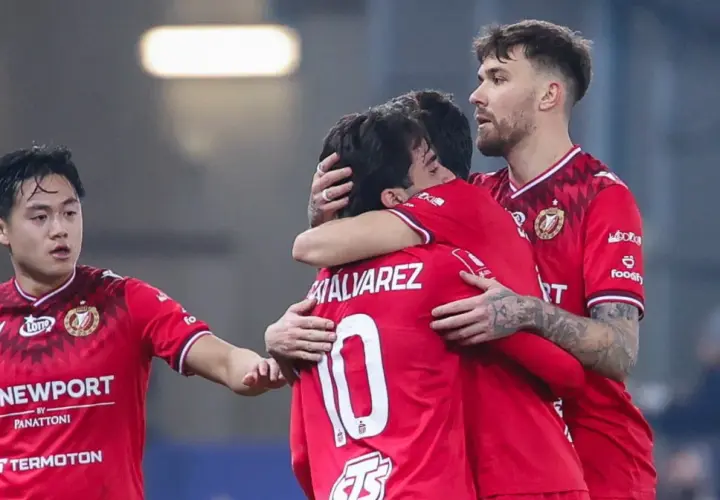 Piłkarze w czerwonych strojach świętują bramkę. Widzew Łódź – Lech Poznań.