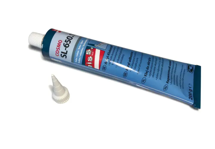 Tuba z bezbarwnym klejem montażowym COSMO SL-650.1 i białą dyszą.