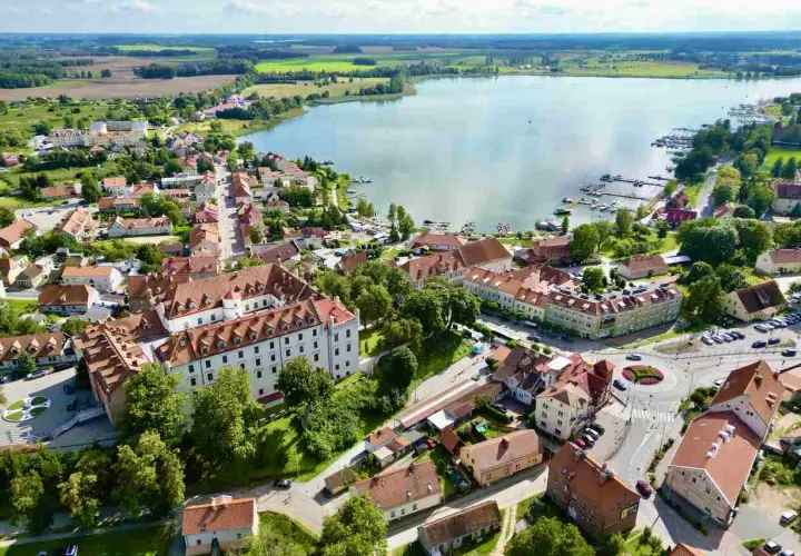 Malownicze Mazury: zamek, jezioro i urokliwe miasteczko. Odkryj te atrakcje i poczuj klimat Krainy Wielkich Jezior.