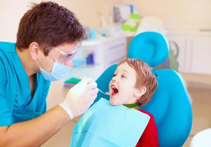Kiedy pierwsza wizyta u dentysty? Kluczowe informacje dla rodziców
