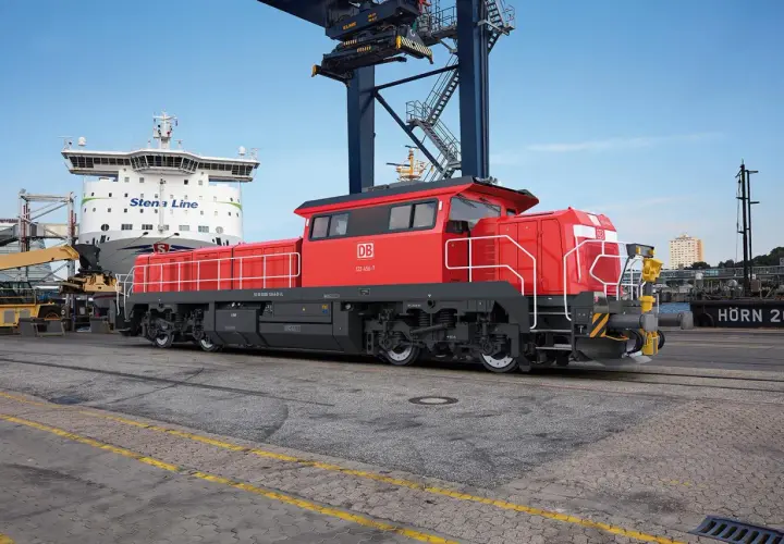 Nowe lokomotywy spalinowe DB gotowe do pracy w porcie. W tle statek Stena Line i dźwig portowy.