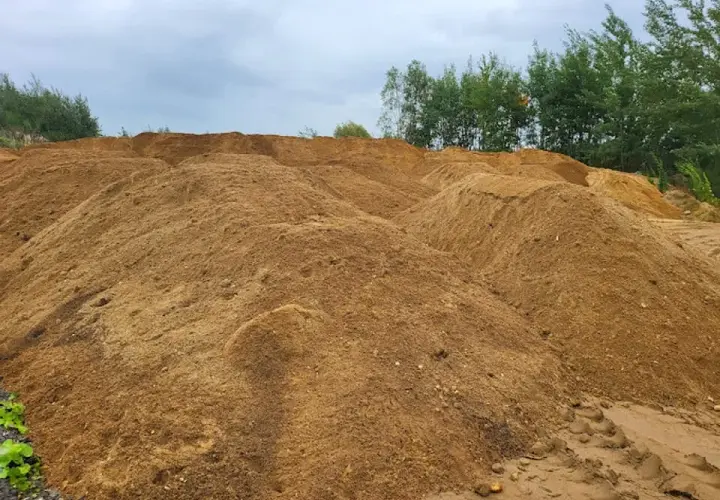 Jaki piasek do wylewki betonowej? Unikaj błędów przy wyborze