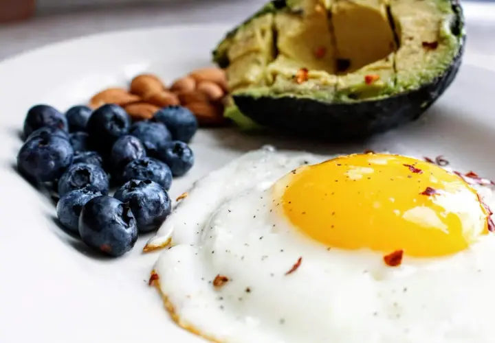 Keto przepisy – gdzie szukać inspiracji, by dieta ketogeniczna była smaczna i różnorodna?